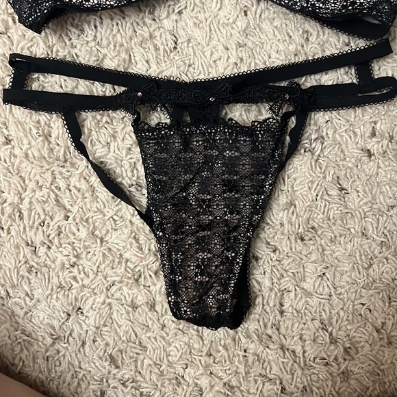 New no tags Victoria’s Secret matching bra and panty set - Picture 2 of 7